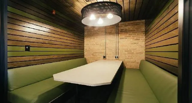 独立办公室 — 220 N. Green Street
