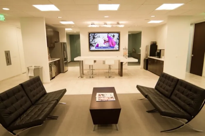 Pejabat persendirian — 600 West Broadway
